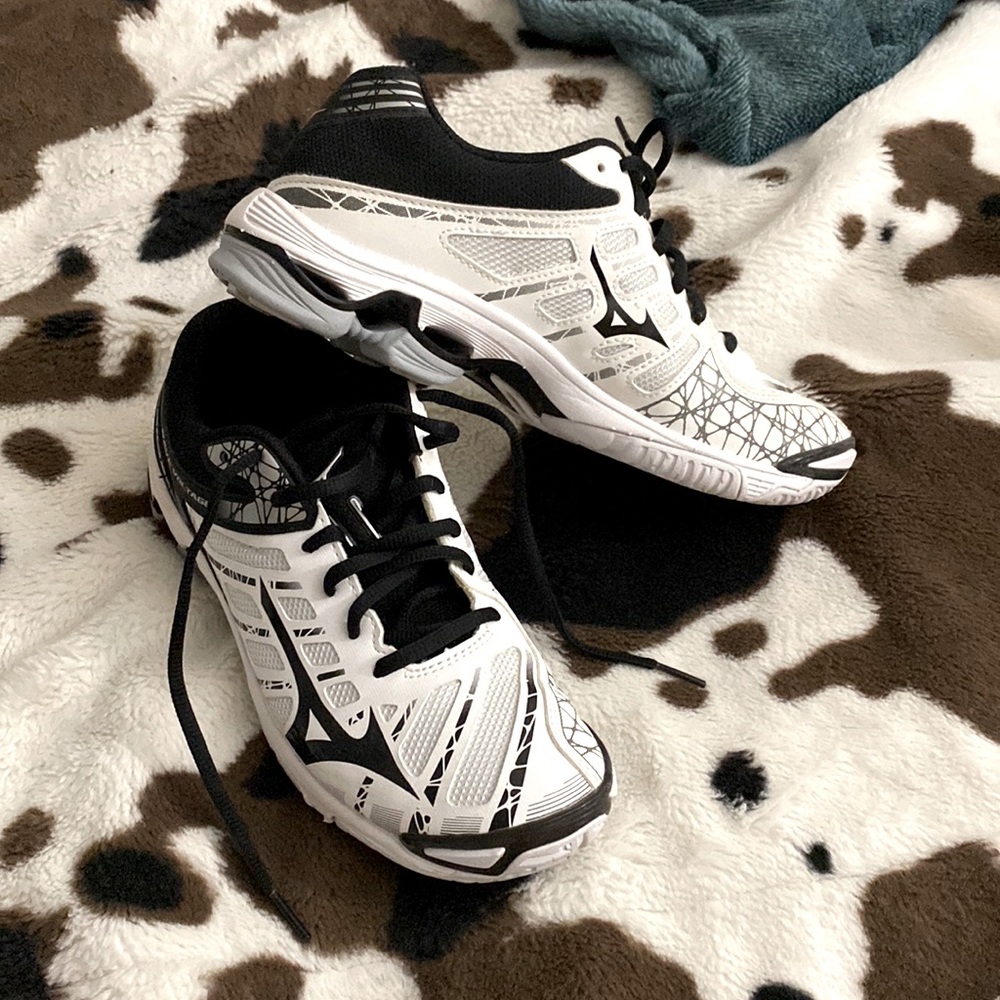 Mizuno volleyball shoes